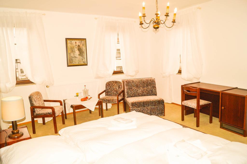 Schlosshotel Hoefingen レーオンベルク エクステリア 写真
