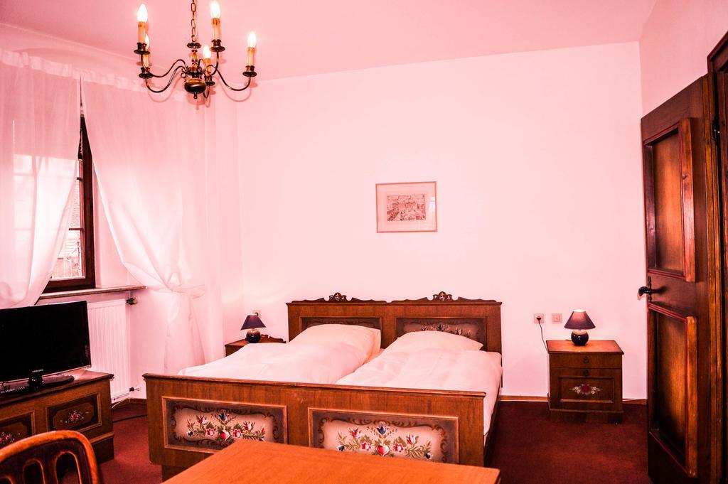 Schlosshotel Hoefingen レーオンベルク エクステリア 写真